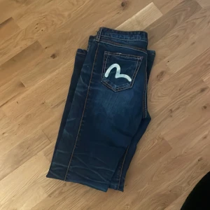 evisu jeans - bootcut evisu jeans! säljs på grund av att dom inte riktigt passar o inte används. tveka inte att fråga om mått, fler bilder osv!  det står ”size : 029” dom är förstora för mig som brukar ha 25/26 i waist om dom ska vara tajta. köpte för 799kr