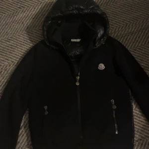 Moncler Cardigan - Tja, säljer nu min eftertraktade Moncler Cardigan perfekt till hösten. Den är sparsamt använd i mycket fint skick. Strl L, passar både M&L 🤝🏼