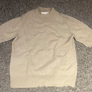 Fin stickad t-shirt - Säljer denna tröjan då den aldrig används. Pris kan diskuteras. Hör av er vid frågor💞
