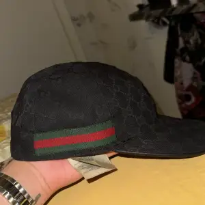 Hejsan, jag säljer en äkta Gucci keps storlek M 58cm, använder ej kepsen längre så vill bli av med den så snabbt som möjligt.