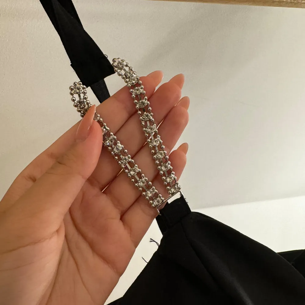 Jätte fin kort klänning från zara med diamant band i storlek s . Klänningar.