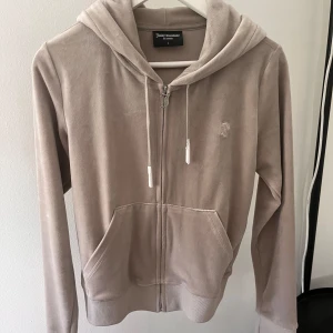 Juicy Couture zip hoodie - En helt ny, oanvänd klassisk velour zip hoodie från Juicy Couture i storlek L. Nypris: 1299kr, säljer för 1000!