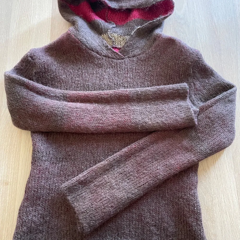 Mjuk och varm stickade hoodie som kan användas både sidor. Storlek är nog S/M. Skriv om måttet och mer bilder önskas. Köpare står för frakten och jag samfraktar om ni köper flera plagg.. Neuleet.