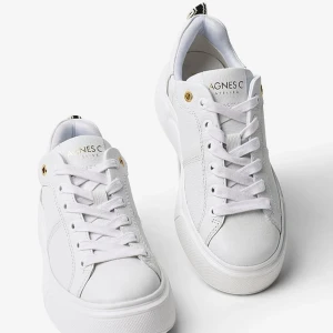 Agnes C skor - Vita sneakers från Agnes C🤍 Andvänts ett fåtal gånger och är i bra skick. Köpte dem för 900kr men säljer för 400kr då dem inte kommer till användning. Storlek 40 men passar även 39🙏💗