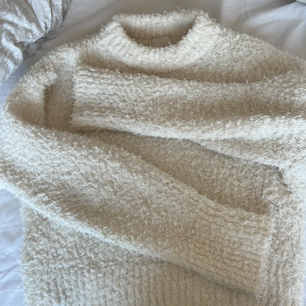 Säljer en supermysig beige fluffig tröja. Den är perfekt för kalla dagar och är riktigt skön att ha på sig. Tröjan har långa ärmar  och en normal passform. Den är i nyskick och redo för en ny ägare. Kostar 400kr men är villig att gå ner i pris! ❄️🩷. Tröjor & Koftor.