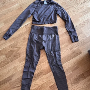 Gymshark - Ett sett som säljs tillsammans. Är i fint skick. Storlek M på båda delarna. Köparen står för frakten. 