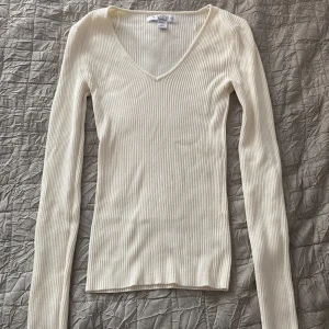 Begie v-neck topp från New Yorker - Säljer denna beige v-neck toppen från New Yorker i storlek 34. Toppen är i utmärkt skick. Kontakta gärna mig för mer information!🛍️ 