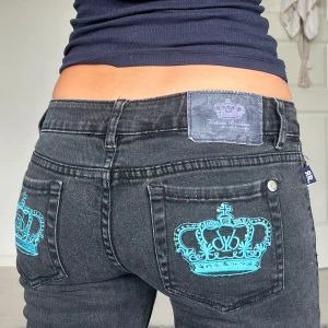 Victoria beckham jeans - Midjemått: 36cm rakt över, innerbenslängd: 74cm 💗
