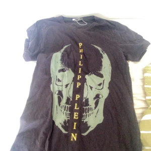 En Philip pleian t-shirt  - Säljer denna tröjan för jag har flera och försöker få såld på mina saker nypris på den är 1300 kr passar även bra som storlek s och  xs själv jag har s och den passar perfekt 