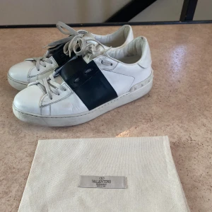 Valentino skor - Valentino open i bra skicka , 8/10 riktigt fina. Dustbag finns men tyvär inge box å sånt storlek 41,5 skriv för mer bilder eller frågor