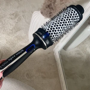 Björn Axén värmeborste  - Säljer min Värmeborste från Björn Axén i 45mm, säljer pg inte kommer till användning. Den är i väldigt bra skick