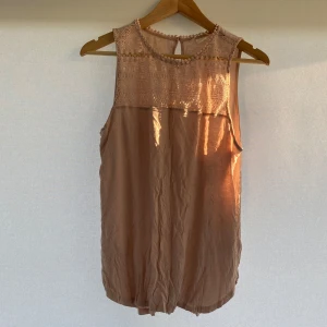 H&M Rosa topp - Rosa ärmlös topp från H&M med dekorativa detaljer vid halsringningen. Jättefin!! Bra skick. Storlek: M. Hör av er vid eventuella frågor!!