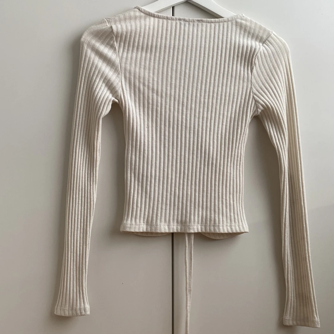 Smutsig vit lite randig långärmad tröja - 92