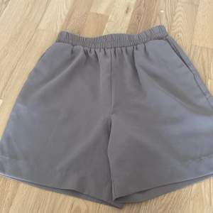 Ett par beige shorts från Pieces i storlek XS. Shortsen har en elastisk midja och är tillverkade i ett mjukt och bekvämt material.