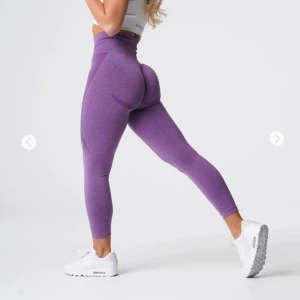 NVGTN Tights  - Lila träningstights från NVGTN i bra skick. Använda ett fåtal gånger. Nypris 599. 