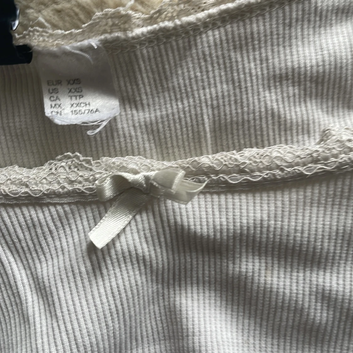 En fin uringad tröja 😻 Lagom använd men fortfarande en fräsch vit färg💕 säljer då jag har växt ur den tyvärr. - 90