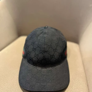 Svart Gucci keps - Hej säljer nu min Gucci keps som nästan är som ny, kom dm vid intresse pris kan diskuteras!