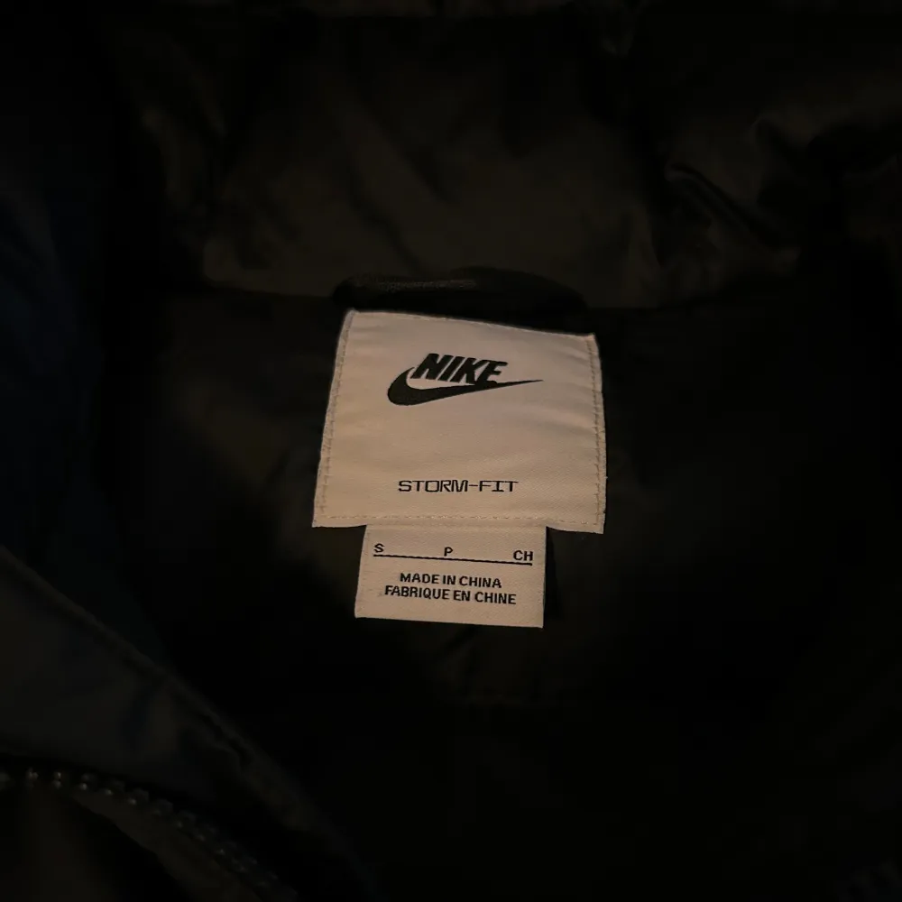 Säljer en svart dunjacka från Nike i storlek S. Använt senaste vintern. Jackan är i perfektskick och har en normal passform. Perfekt för vintern, håller dig varm även under -16 grader väder. originalpris - 2895kr (priset kan diskuteras) . Jackor.