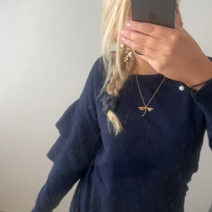 Mörkblå tröja - Säljer en snygg mörkblå tröja. Den är långärmad och är i ett mjukt material. Perfekt för höst och vinter! Tröjan har en normal passform och är superbekväm. Passar både till vardags och lite finare tillfällen. 💙