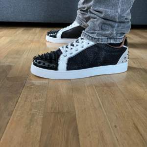 Tjena säljer nu dessa feta Louboutin skor, i storlek 43 skriv om ni har ett intresse så fixar vi ett dunder pris 💫.  Ej äkta 