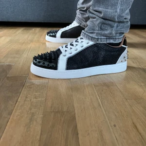 Christian Louboutin  - Tjena säljer nu dessa feta Louboutin skor, i storlek 43 skriv om ni har ett intresse så fixar vi ett dunder pris 💫.  Ej äkta 