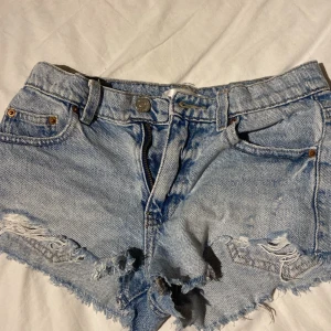 Gina Tricot jeansshorts  - Super fina shorts från Gina tricot som jag tyvärr växt ur men som jag hoppas att någon annan kan ha!❤️