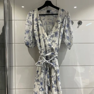 Klänning  - Klänning från Gina Tricot, sommarens kollektion, endast andvänd 1 gång 