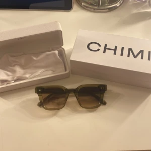 Chimi solglasögon  - Använd några få gånger och haft i ca ett halvår. Inga repor eller skador. Originalpris 1350kr
