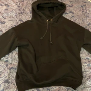 Svart hoodie - Säljer denna svarta hoodie från bikbok i stl xs! Säljer för 200kr