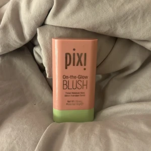 Pixi blush - Halva kvar ungefär gillar men använder inte längre. Jätte fin färg och lägger sig fint!