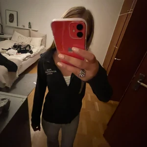 Peak performance  - Säljer denna fina peak performance hoodi i storlek 140 men passar även mig som har 158