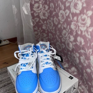 Nike jordan 1 mid game winner  - Helt nya köpte dom man det var fel sko stolek kartong följer med storlek 40