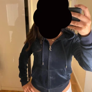 juicy kofta  - Mörkblå juicy kofta i storlek M. Jätte snygg och är i gott skick. Säljer då den inte används 🌸 kan gå ner i pris vid snabba affärer 🌸