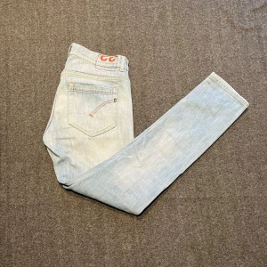 Dondup - Säljer mina Dondup jeans som är i bra skick utan några defekter.