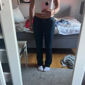 Ltb bootcut jeans - Säljer mina så fina ltb valerie bootcut jeans då de inte kommer till användning! Endast använd fåtal gånger därför i väldigt bra skick! Mått: W24 L32 