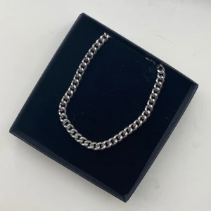 Kedja, Kedjearmband Silver - Fick i konfirmationspresent men kommer aldrig använda och säljer där för detta snygga armband. Äkta silver, ankarkedja.