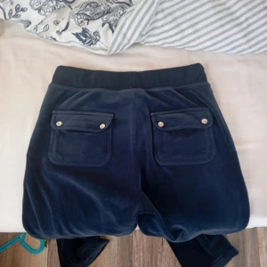 Juicy byxor - Säljer mina juicy byxor då de har blivit får små för mig💕 kontakta mig innan ni köper då de ligger ute på andra sidor🥰🥰 pris går att diskutera 