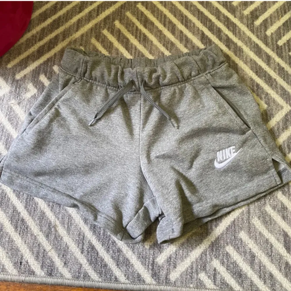 Knappt använda mjukisshorts från Nike, stl S, köpt på Nike i Tyskland för ca 3 år sen, ena snöret är lite slitet. Shorts.