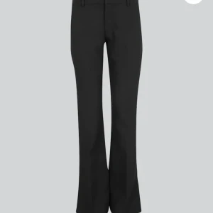 Kostymbyxor  - Hej! Säljer nu dessa kostymbyxor. Använt minst 3 gånger, varav för dom är förstora för mej❣️skriv till mej om du har frågor❣️