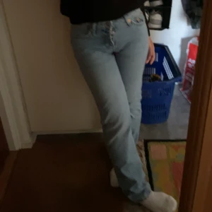 Ljusblå jeans från Lager 157 ”Icon” - Säljer ett par snygga ljusblå jeans från Lager 157 De är i modellen icon och har en klassisk straight fit. Jeansen är i bra skick och passar perfekt till både vardag och fest. De har en knappgylf. Perfekta för alla tillfällen!