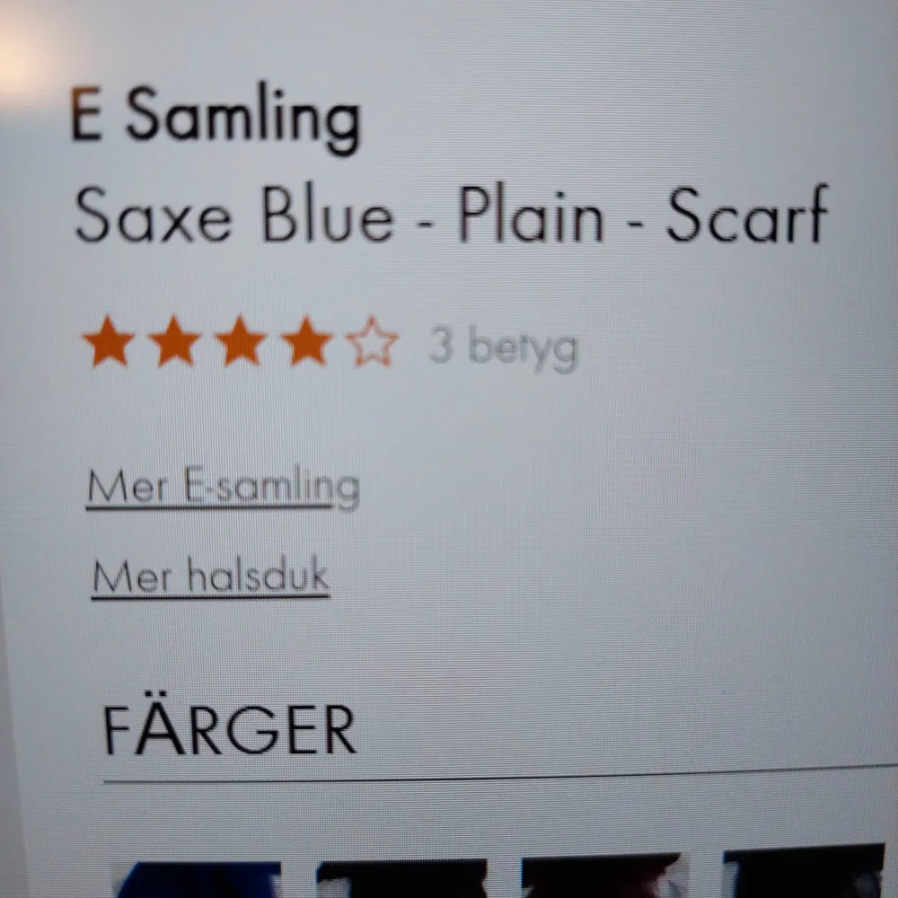 Säljer en snygg blå sjal från E Samling. Den är enkel och stilren, perfekt för både vardag och fest. Sjalens material är mjukt och bekvämt, vilket gör den skön att bära hela dagen. Den har en vacker blå färg som verkligen poppar och kan matchas med många olika outfits.. Asusteet.