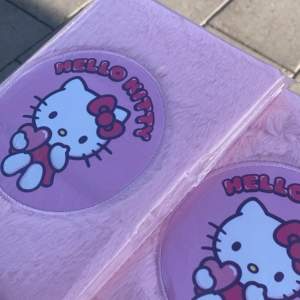 Säljer en supergullig rosa Hello Kitty dagbok. Den är täckt i ett mjukt, fluffigt material och har en stor bild av Hello Kitty på framsidan med texten 'Hello Kitty' i rött. Perfekt för alla Hello Kitty-fans! 💖