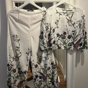 Ett matchande set   - Matchande det med byxa och topp.  Topp  👚 i storlek M  Byxa  storlek S genomskinlig med en kort SHORTS under  Passar mig som är 175 cm lång  36-38 , från Bik Bok 