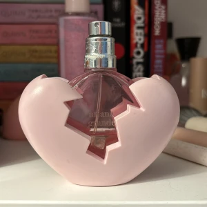 Ariana Grande parfym - Säljer en superfin parfym från Ariana Grande. se bild för hur mkt det är kvar. Doftar supergott  Sprejgrejen är lite lös