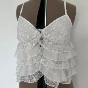 Volang blus/linne🤍🙌🏼 - Säljer denna jätte fina blusen med volanger, älskar den men den passar inte mig 🤍💕