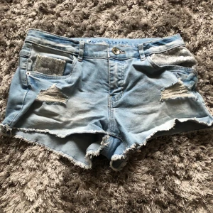 Shorts - Så fina shorts med paljetter på framfickorna. Storleken är 164 men sitter som xs. Perfekta till sommaren!!💕