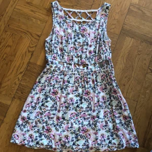 Klänning  - Klänning med blommor HM i st 44( lite i st skulle säga ca st 40)
