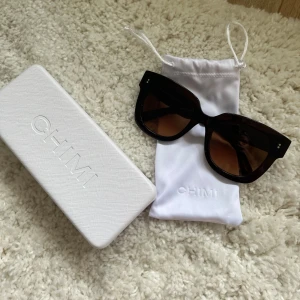 Chimi 08 brown 🤎 - Säljer mina vackra chimis då jag aldrig använt dom, passar inte min ansiktsform 🥲 Nypris 1350 💕Mitt pris 1000kr då dem är precis som nya, skriv gärna prisförslag🙌🏻