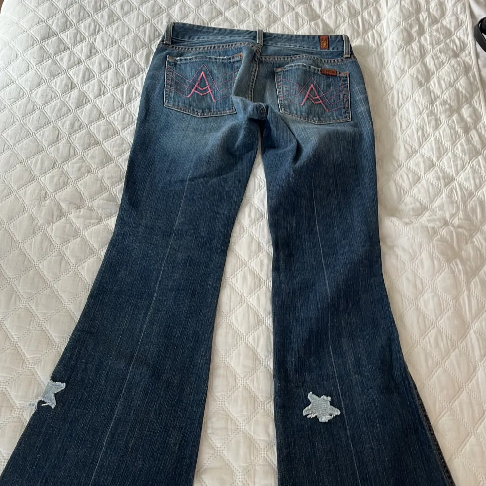 As snygga jeans mer stjärndetaljer! Använda fåtal gånger, inga defekter🤍Köpta secondhand. Hör av dig vid frågor eller fler bilder eller funderingar🤍. Jeans & Byxor.