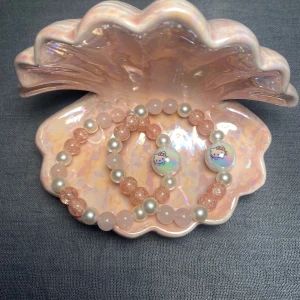 Pinky pearl - Rosa armband med en stor pärla med en hello Kitty på. Väldigt bekväm trots stor pärla💖 39kr styck. Även lite rosenkvarts pärlor i